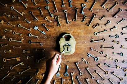 one-lock-with-several-keys-U3XEQCM